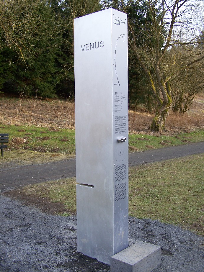 Die Venus - Gesamtstele - im Kurpark Daun Die Venus - Gesamtstele - im Kurpark Daun