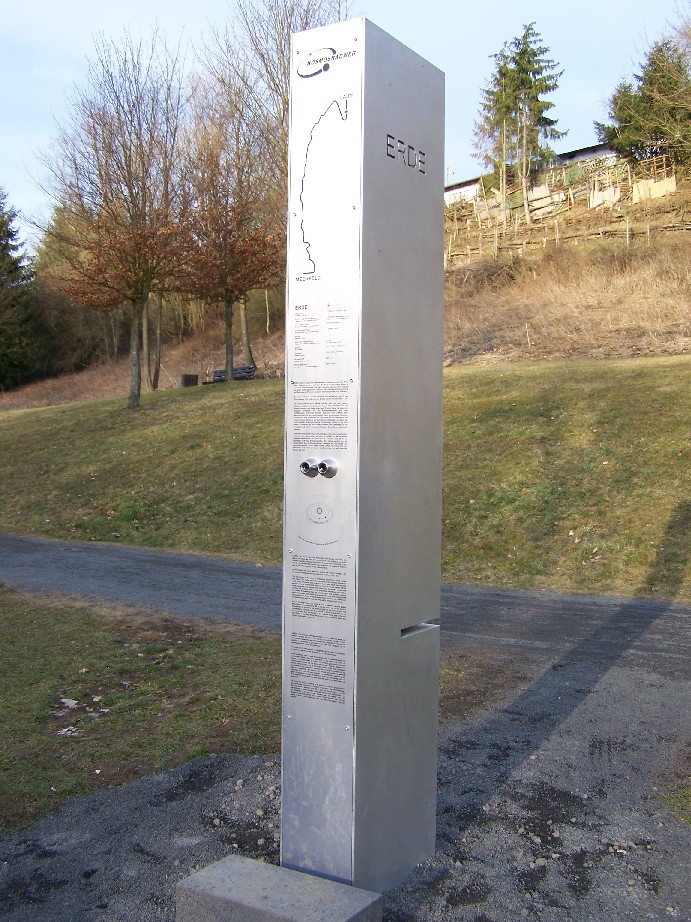 Die Erde - Gesamtstele - im Kurpark Daun