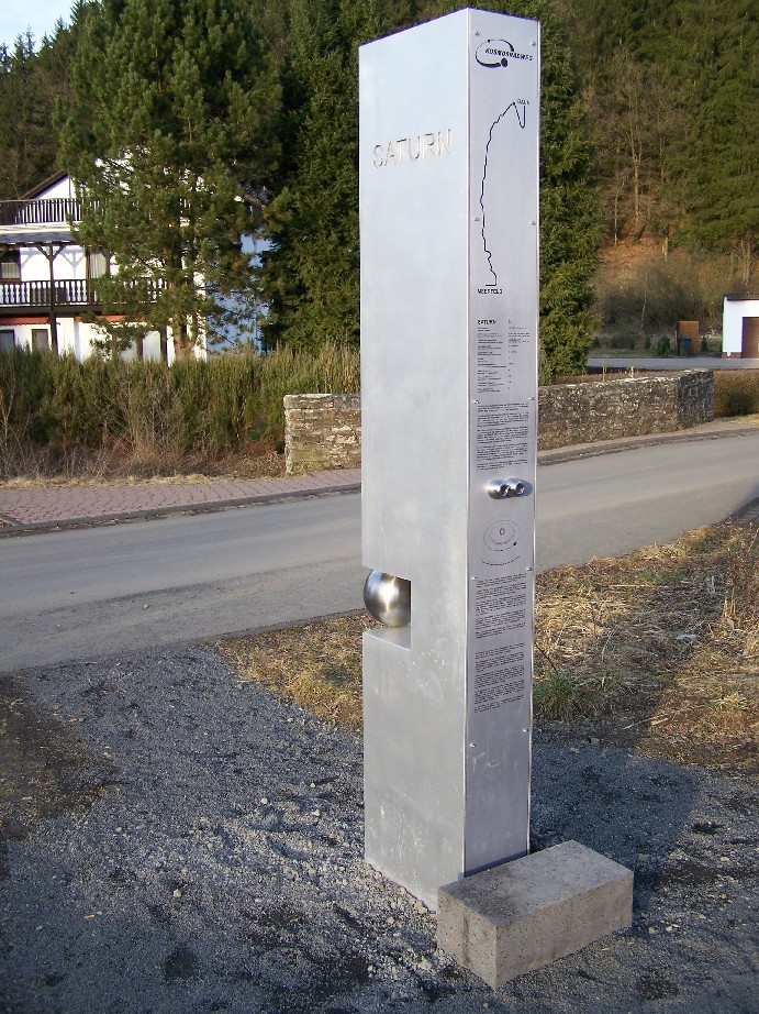 Der Saturn - Gesamtstele - in Pützborn Der Saturn - Gesamtstele - in Pützborn