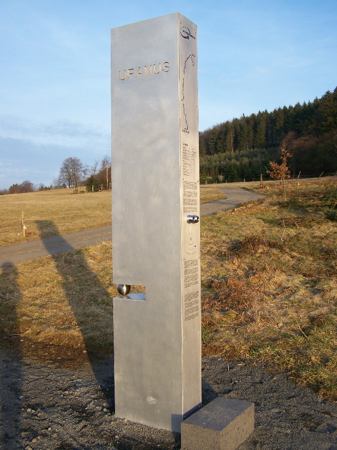 Der Uranus - Gesamtstele - oberhalb von Oberstadtfeld Der Uranus - Gesamtstele - oberhalb von Oberstadtfeld
