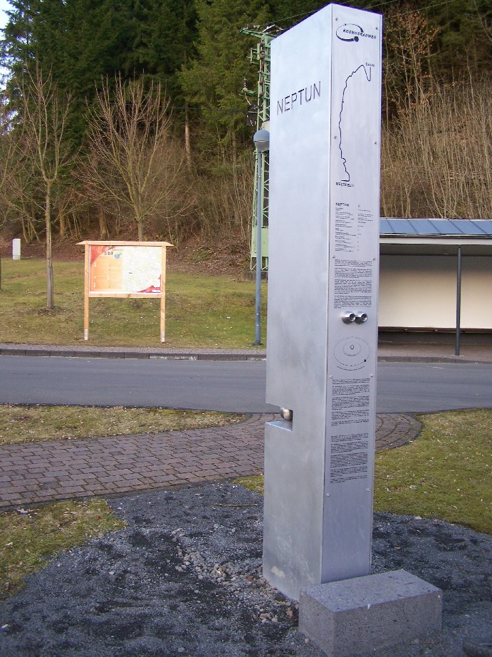 Der Neptun - Gesamtstele - in Niederstadtfeld