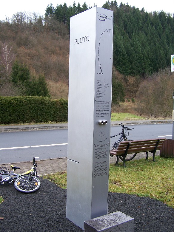 Der Pluto - Gesamtstele - in Schutz Der Pluto - Gesamtstele - in Schutz
